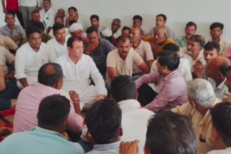 Electricity contractual workers end protest after transfer order is stayed IMAGE CREDIT TO रिपोर्टर