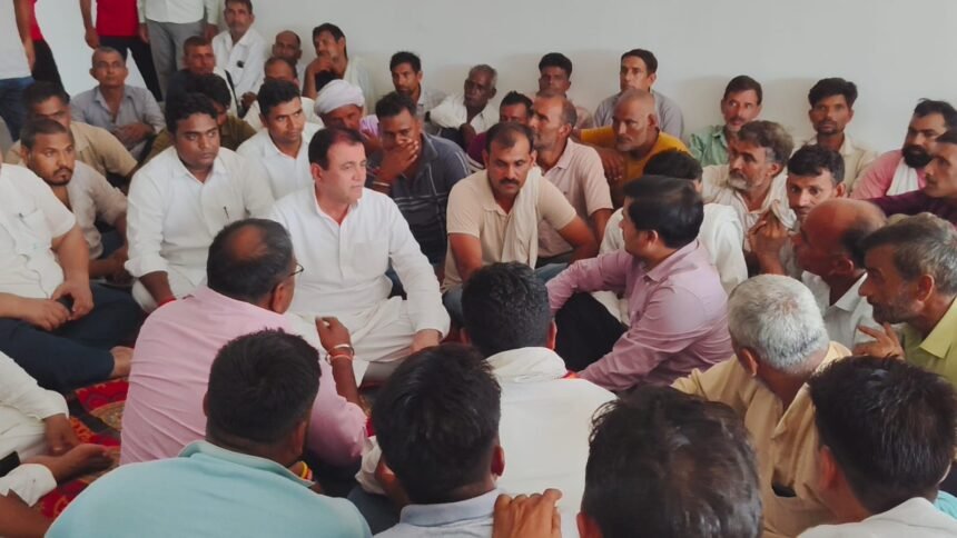 Electricity contractual workers end protest after transfer order is stayed IMAGE CREDIT TO रिपोर्टर