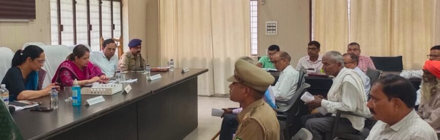 24 Complaints Registered During Sampoorna Samadhan Diwas; District Magistrate Directs Timely and Quality Resolution IMAGE CREDIT TO सूचना विभाग