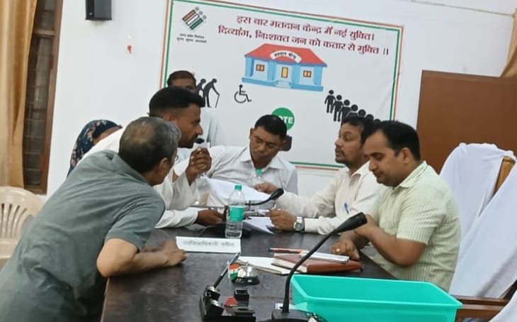 Sampoorna Samadhan Diwas held at Nagina Tehsil; 3 out of 15 complaints were resolved on the spot IMAGE CREDIT TO रिपोर्टर
