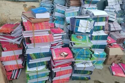 Police Crack Down on Copyright Infringement; Large Number of Suspected Pirated Books Seized IMAGE CREDIT TO पुलिस