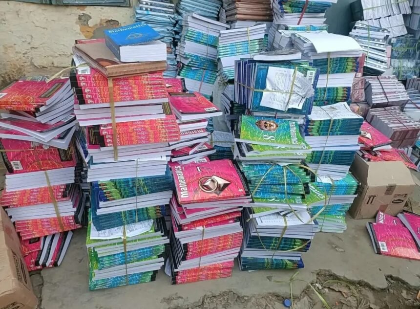 Police Crack Down on Copyright Infringement; Large Number of Suspected Pirated Books Seized IMAGE CREDIT TO पुलिस