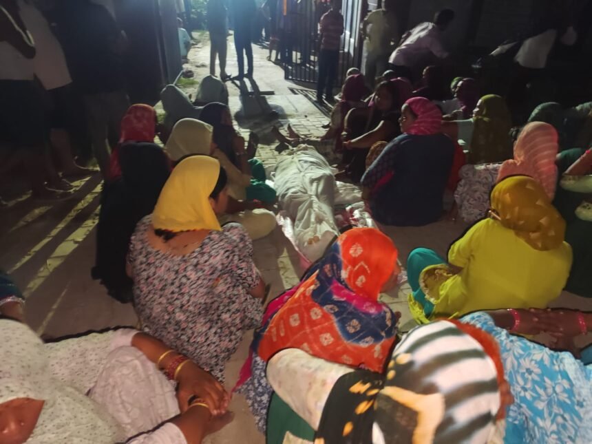 Vikrant Jatav Murder Case: Protesters Kept the Body for 14 Hours Demanding Arrest of Accused; Last Rites Performed After Assurance IMAGE CREDIT TO रिपोर्टर