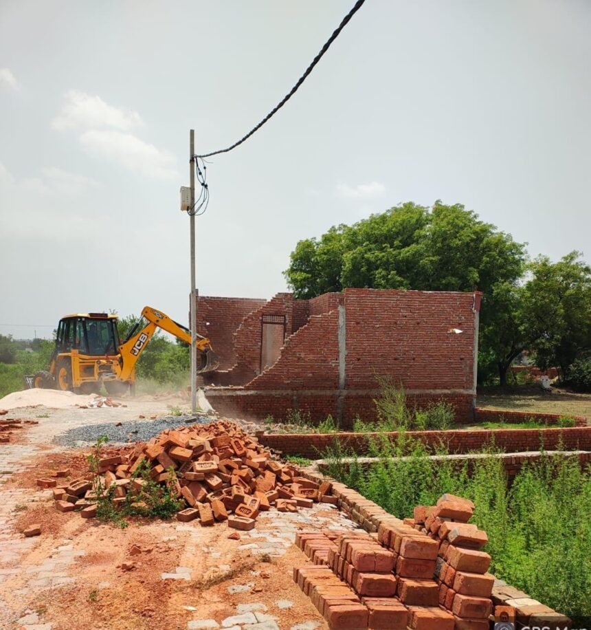 Ghaziabad: GDA Bulldozer in Action, Illegal Construction Spread Over 2,865 Square Meters Near Krishna Vihar Demolished IMAGE CREDIT TO: प्राधिकरण