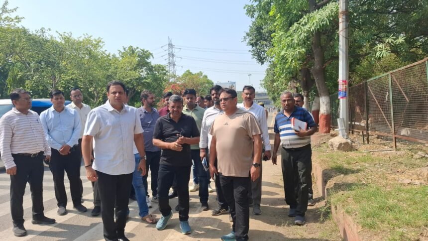 Development Work of Ghaziabad Municipal Corporation Continues Unabated Despite Rain, Municipal Commissioner Inspects Crores Worth of Construction Projects in Indirapuram IMAGE CREDIT TO: नगर निगम