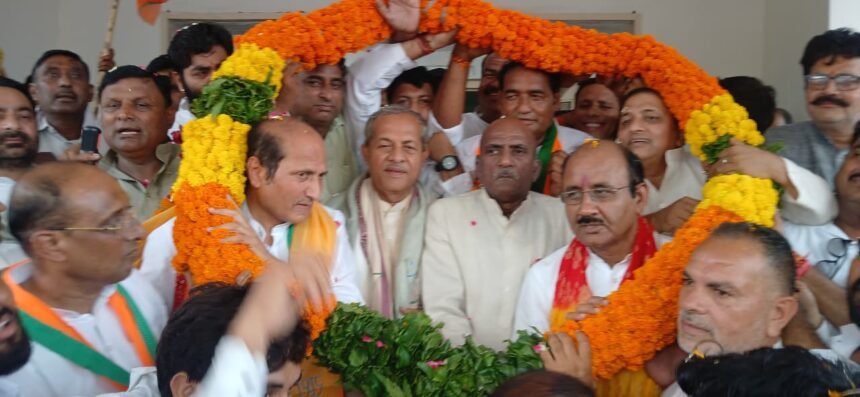 BJP Regional President Nawab Singh Nagar Arrives in Thanabhawan; Workers Extend Grand Welcome IMAGE CREDIT TO रिपोर्टर