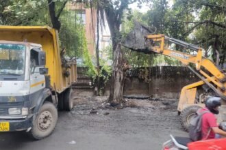 Strict Action Will Be Taken if Drain Waste Is Found on Roads: Municipal Commissioner IMAGE CREDIT TO नगर निगम