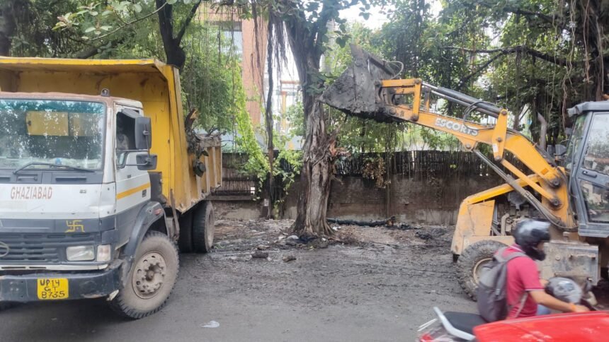 Strict Action Will Be Taken if Drain Waste Is Found on Roads: Municipal Commissioner IMAGE CREDIT TO नगर निगम
