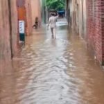 Heading: Waterlogging Worsens in Tanda Majra After Rainfall; Dirty Pond Water Enters Homes and Streets IMAGE CREDIT TO: रिपोर्टर