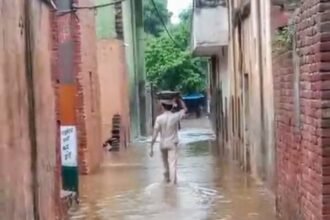 Heading: Waterlogging Worsens in Tanda Majra After Rainfall; Dirty Pond Water Enters Homes and Streets IMAGE CREDIT TO: रिपोर्टर