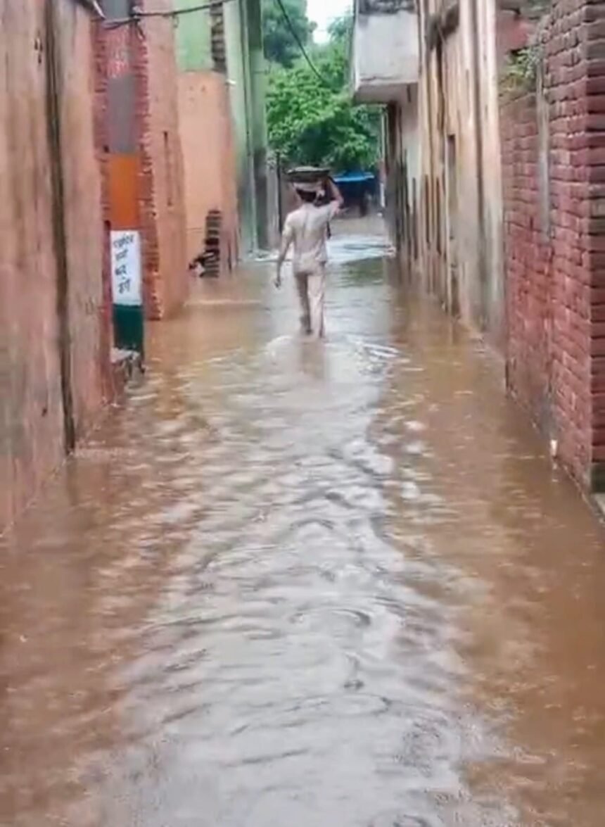 Heading: Waterlogging Worsens in Tanda Majra After Rainfall; Dirty Pond Water Enters Homes and Streets IMAGE CREDIT TO: रिपोर्टर