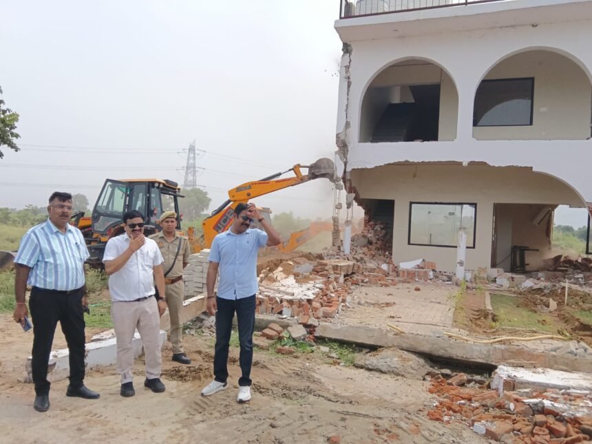 Yamuna Authority Takes Major Action Against Illegal Colonies Worth ₹450 Crore, Demolition Carried Out Across 1.5 Lakh Square Metre Area IMAGE CREDIT: प्राधिकरण