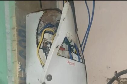 Lightning Strikes Two Houses Amid Heavy Rain, Goods Worth Lakhs Destroyed in Fire IMAGE CREDIT TO रिपोर्टर