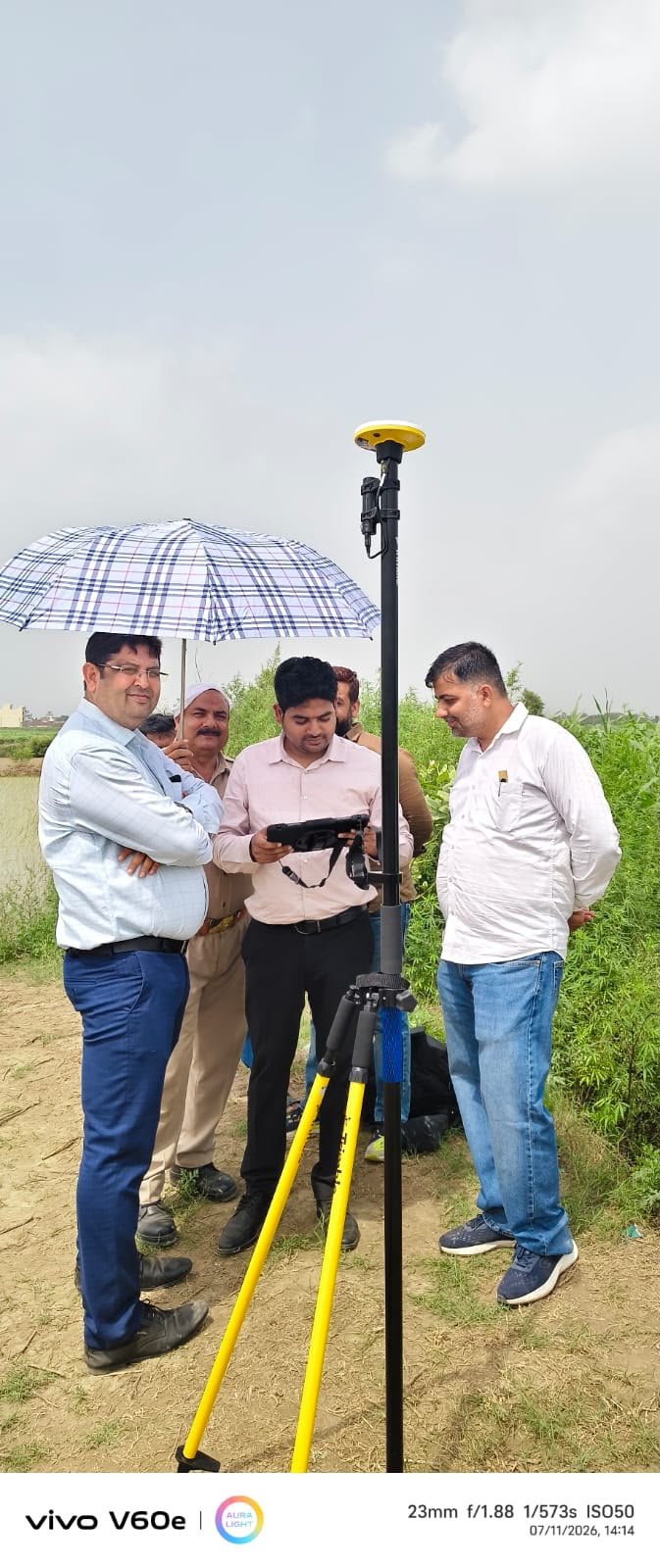 Land Measurement Begins Using GNSS Rover Technology, Revenue Officials Receive Practical Training IMAGE CREDIT TO रिपोर्टर