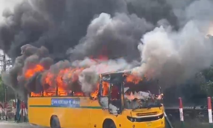 Bus Parked Near Nandram Cut Catches Fire, Fire Department Brings the Blaze Under Control IMAGE CREDIT TO दमकल विभाग