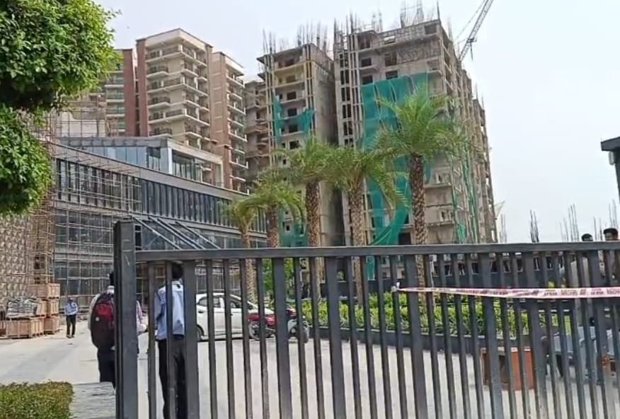 Sensation After Body of a Girl Found at Under-Construction Mall in Raj Nagar Extension, Police Begin Investigation IMAGE CREDIT TO रिपोर्टर