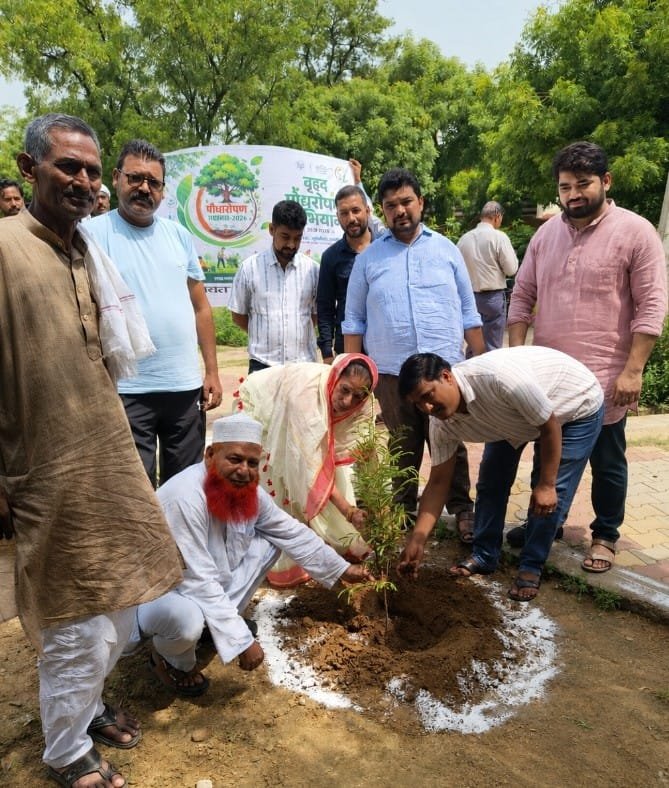Nagar Panchayat Conducts Tree Plantation Under the "One Tree in Mother's Name" Campaign | IMAGE CREDIT TO रिपोर्टर