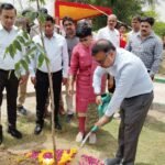 "One Tree in Mother's Name" Campaign Gives New Momentum to Greenery; Large-Scale Tree Plantation Conducted in Greater Noida | IMAGE CREDIT TO प्राधिकरण