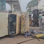 Overloaded small goods vehicle carrying iron wires overturns in Sahibabad; driver injured. | IMAGE CREDIT TO रिपोर्टर