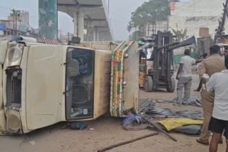 Overloaded small goods vehicle carrying iron wires overturns in Sahibabad; driver injured. | IMAGE CREDIT TO रिपोर्टर