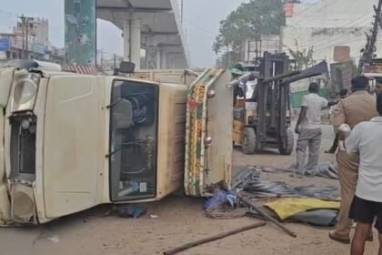 Overloaded small goods vehicle carrying iron wires overturns in Sahibabad; driver injured. | IMAGE CREDIT TO रिपोर्टर