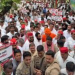 SP stages a protest over basic issues; submits a memorandum addressed to the Governor at the Collectorate. | IMAGE CREDIT TO रिपोर्टर