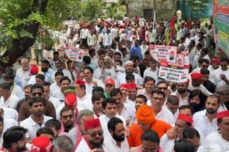 SP stages a protest over basic issues; submits a memorandum addressed to the Governor at the Collectorate. | IMAGE CREDIT TO रिपोर्टर