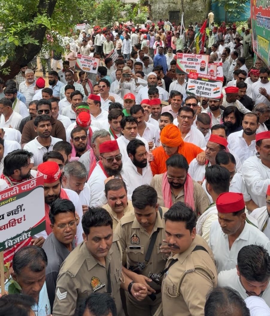 SP stages a protest over basic issues; submits a memorandum addressed to the Governor at the Collectorate. | IMAGE CREDIT TO रिपोर्टर