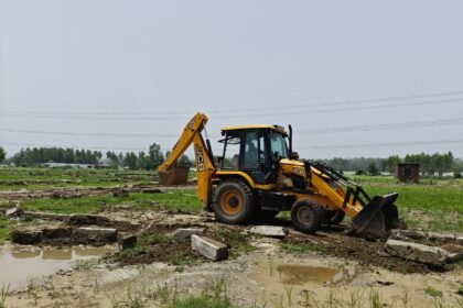 Dehradun: Major action by MDDA; 100 bighas of illegal plotting demolished, several multi-storey buildings sealed. | IMAGE CREDIT TO प्राधिकरण