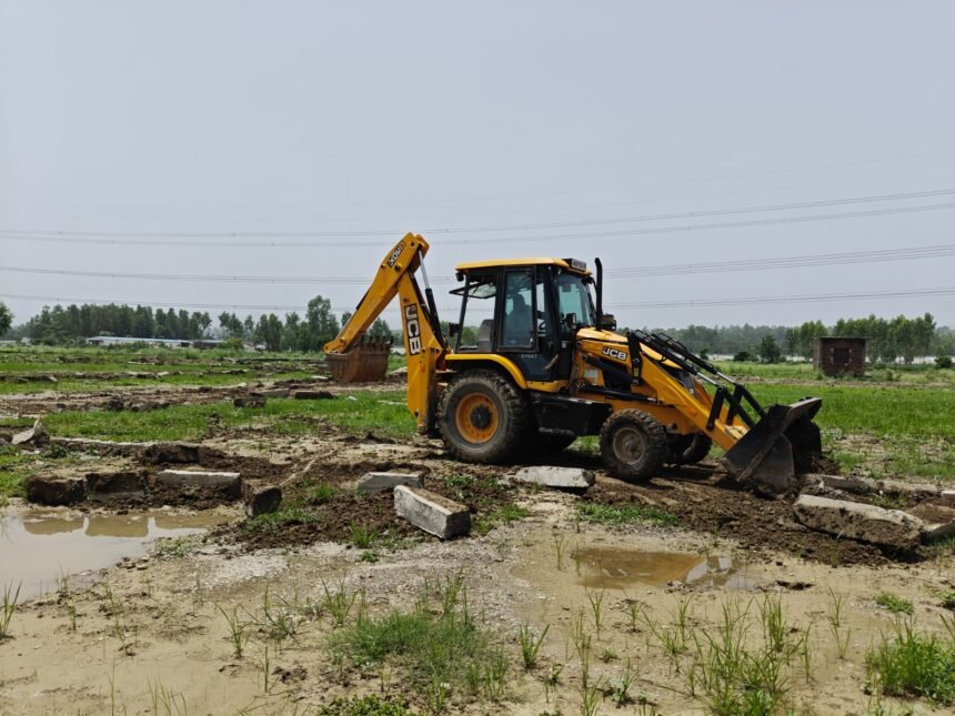 Dehradun: Major action by MDDA; 100 bighas of illegal plotting demolished, several multi-storey buildings sealed. | IMAGE CREDIT TO प्राधिकरण