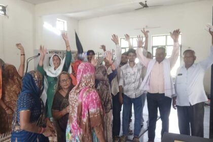 Village remains without electricity for 10 days; villagers protest by gheraoing the power station. | IMAGE CREDIT TO रिपोर्टर