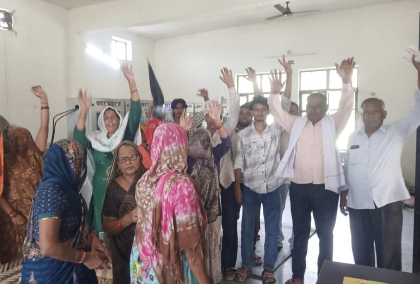 Village remains without electricity for 10 days; villagers protest by gheraoing the power station. | IMAGE CREDIT TO रिपोर्टर