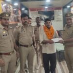 Diver Bholu Kevat Honoured for Saving a Woman from Drowning in the Ganga; His Brave Act Appreciated IMAGE CREDIT TO POLICE