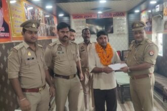 Diver Bholu Kevat Honoured for Saving a Woman from Drowning in the Ganga; His Brave Act Appreciated IMAGE CREDIT TO POLICE