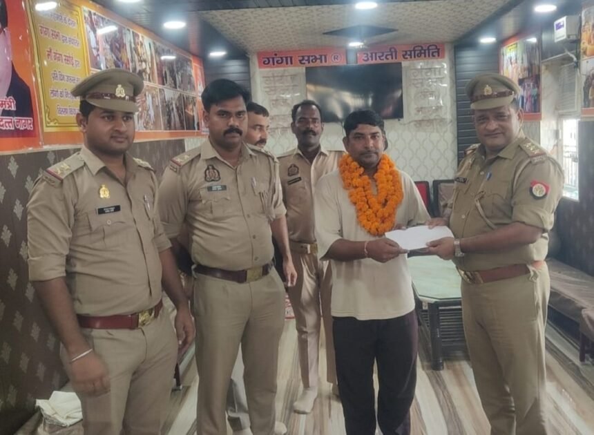 Diver Bholu Kevat Honoured for Saving a Woman from Drowning in the Ganga; His Brave Act Appreciated IMAGE CREDIT TO POLICE