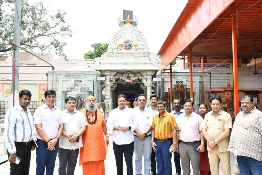 Ghaziabad Municipal Corporation Engaged in Preparations for Kanwar Yatra Festival; Municipal Commissioner Reviews Arrangements at Dudheshwar Nath Temple IMAGE CREDIT TO नगर निगम