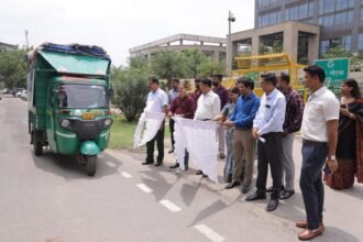 Special Plastic Bins to Be Installed in 40 Residential Societies of Greater Noida, Initiative to Make the City Polythene-Free Accelerates IMAGE CREDIT TO प्राधिकरण