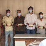 Police Bust Mobile Theft Gang Operating in Crowded Areas, Arrest 4 Male Accused and 1 Woman IMAGE CREDIT TO पुलिस