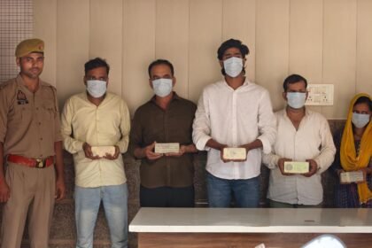 Police Bust Mobile Theft Gang Operating in Crowded Areas, Arrest 4 Male Accused and 1 Woman IMAGE CREDIT TO पुलिस