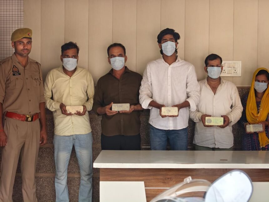 Police Bust Mobile Theft Gang Operating in Crowded Areas, Arrest 4 Male Accused and 1 Woman IMAGE CREDIT TO पुलिस