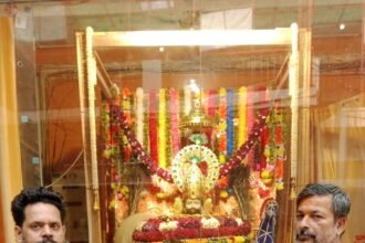 Huge Crowd of Devotees Gathered at Dudheshwarnath Temple on Devshayani Ekadashi, Long Queues Seen for Khatu Shyam Ji’s Darshan IMAGE CREDIT TO रिपोर्टर