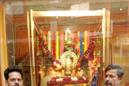 Huge Crowd of Devotees Gathered at Dudheshwarnath Temple on Devshayani Ekadashi, Long Queues Seen for Khatu Shyam Ji’s Darshan IMAGE CREDIT TO रिपोर्टर