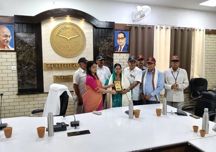 Honoring Martyr’s Family on the 27th Kargil Vijay Diwas, DM Felicitates the Brave Widow IMAGE CREDIT TO सूचना विभाग