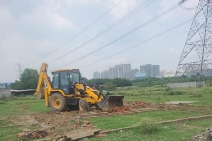 Major Action by GDA: Illegal Colony in Siddharth Vihar Flood Zone Demolished, Encroachment in Pratap Vihar Also Removed IMAGE CREDIT TO प्राधिकरण