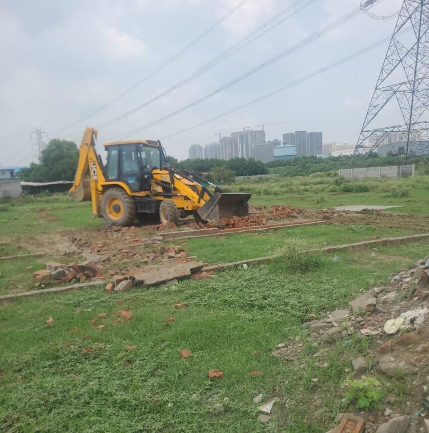 Major Action by GDA: Illegal Colony in Siddharth Vihar Flood Zone Demolished, Encroachment in Pratap Vihar Also Removed IMAGE CREDIT TO प्राधिकरण