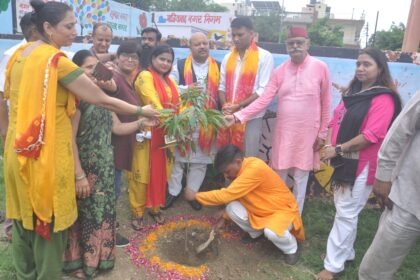 Ashoka Saplings Planted in Ward 51 of Pratap Vihar Under 'Ek Ped Maa Ke Naam' Campaign, Chief Guest Yatendra Sharma Gives Message of Environmental Conservation IMAGE CREDIT TO भाजपा
