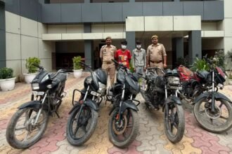 Police Bust Two-Wheeler Theft Gang, Two Accused Arrested IMAGE CREDIT TO पुलिस