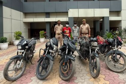 Police Bust Two-Wheeler Theft Gang, Two Accused Arrested IMAGE CREDIT TO पुलिस