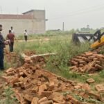 HPDA’s Bulldozer Action: 15,000 Square Metres of Illegal Plotting Demolished, Two Commercial Constructions Sealed IMAGE CREDIT TO प्राधिकरण