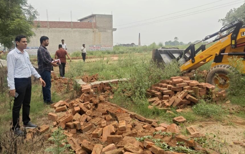 HPDA’s Bulldozer Action: 15,000 Square Metres of Illegal Plotting Demolished, Two Commercial Constructions Sealed IMAGE CREDIT TO प्राधिकरण